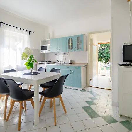 Holiday Home Balaton H2056 Balatonszarszo